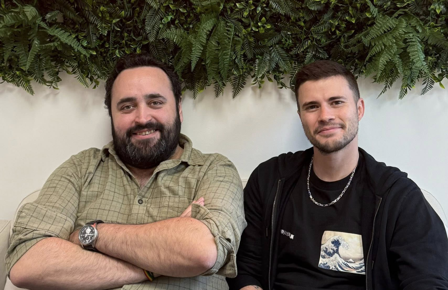 Thibaud Soize et Jules, les fondateurs de Site de Vape, dans la boutique de Mouriès